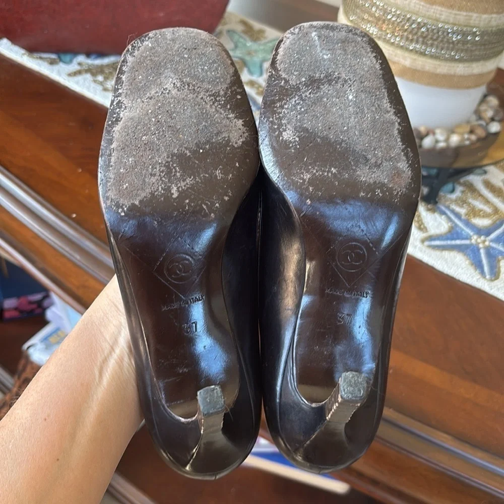 Chanel Black Leather Heels Rounded Toe w/ Floral Metal Logo Accent Made in Italy